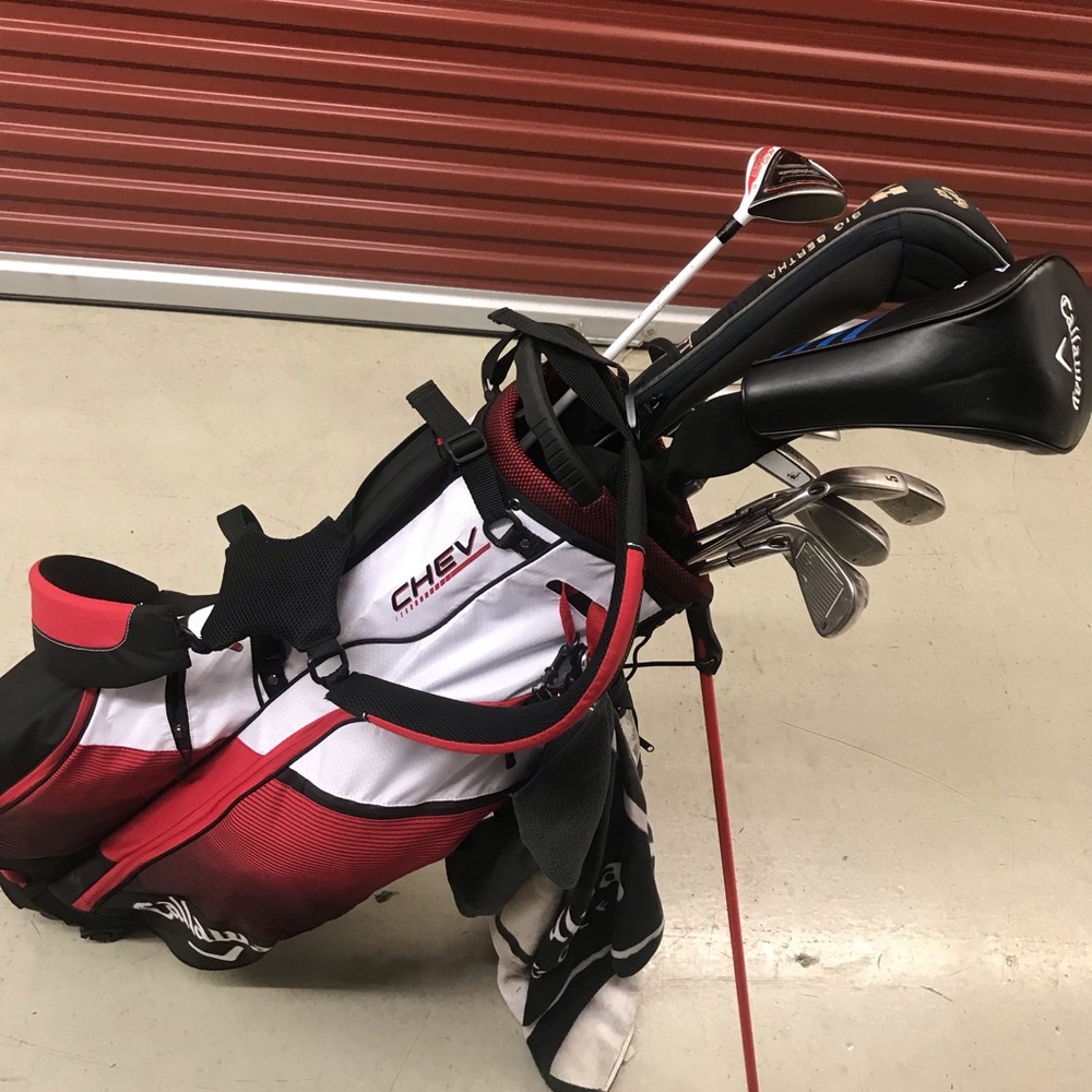 Callaway clubs and Callaway Chev bag.